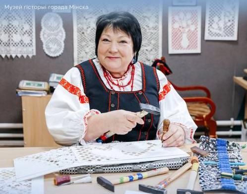 На выставе «Выцінанка: традыцыі ва ўзорах» Наталля Клімко правядзе майстар-клас па вырабу выцінанкі-выбіванкі «Каляровая альтанка»