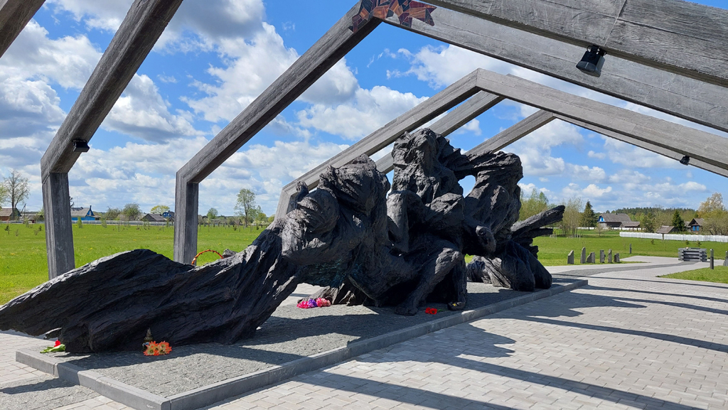 МК Памяти сожженных деревень Могилевской области в д. Борки.jpg