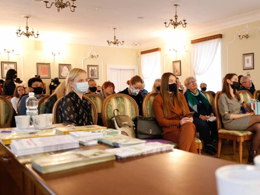 круглый стол.jpg