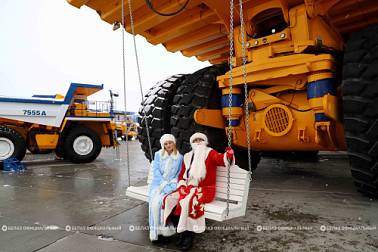 Экскурсии на БЕЛАЗе с 16 декабря будут проводить Дед Мороз и Снегурочка — какую программу предложат туристам