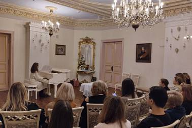 Урок истории и музыки: будущие экскурсоводы на Лошицкой усадьбе